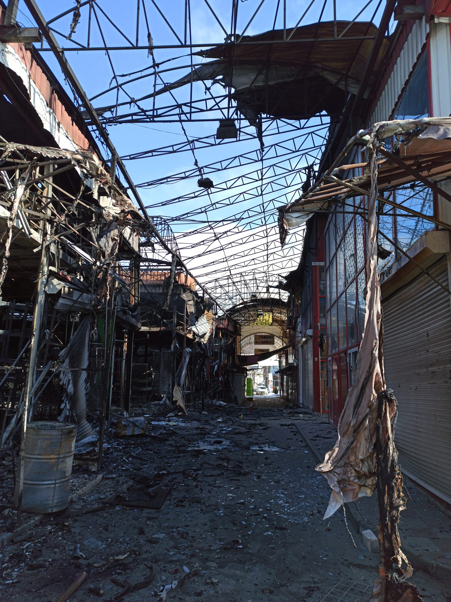 Російськими ракетами зруйновано 30% торгових площ, а подальша пожежа спричинила втрати. Фото з соцмереж